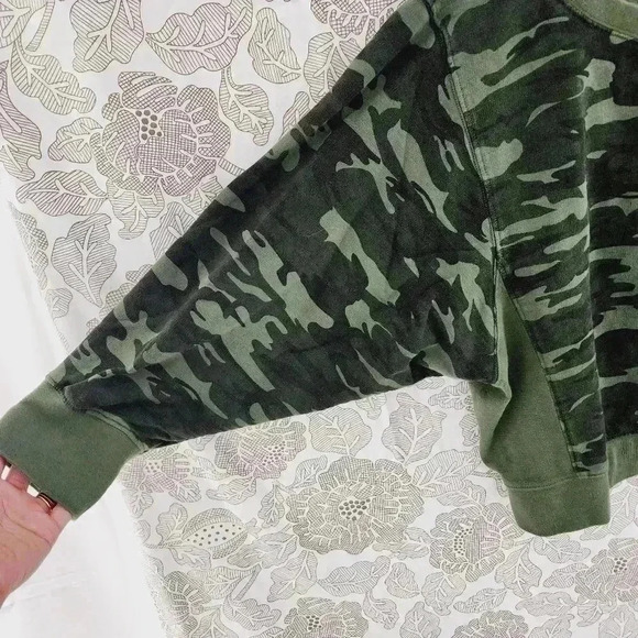 Good American Camo Scoop Neck Cropped Sweatshirt Women's 4 - Picture 3 of 7